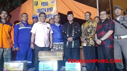 Pemprov Sumbar Serahkan Bantuan Rendang untuk Para Pengungsi di Kantor Pemprov Lampung