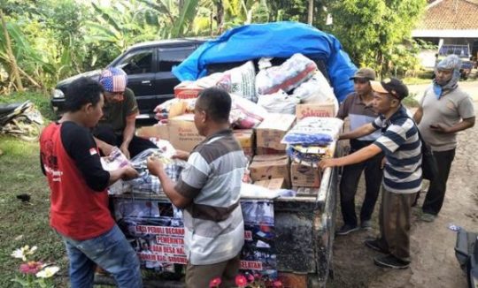 Relawan Desa Nabung Saham Sidorejo Salurkan Bantuan Korban Tsunami di Lamsel