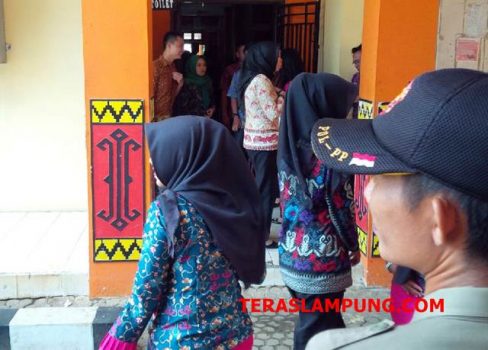 Bupati Lampura “Sidak” di Sekretariat DPRD, Para Pegawai Kalang Kabut