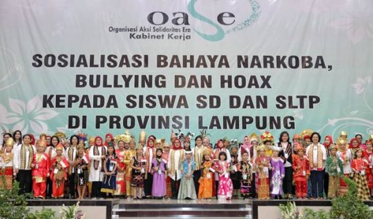 Ribuan Pelajar Sambut Ibu Negara Iriana Jokowi di Pesawaran
