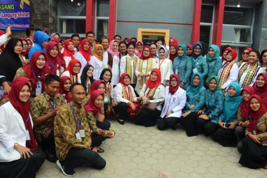 Lampung Sukses Tes IVA, Ibu Iriana Jokowi Kunjungi Puskesmas di Natar