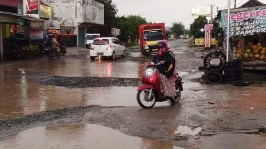 Jalan Ethanol Kampung Tunggal Warga Tulangbawang Mirip Kubangan