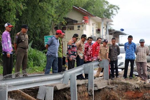 Bupati dan Wabup Lambar Tinjau Lokasi Longsor di Pekon Simpang Luas
