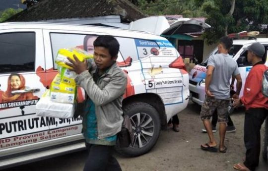 Peduli Korban Tsunami, Mukhlis Basri dan Lesty Putri Utami Buka Posko Bantuan