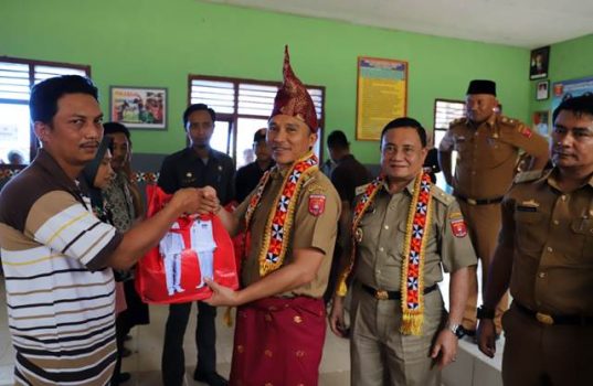 Bupati Parosil Mabsus didampingi Wabup Mad Hasnurin menyerahkkan bantuan seragam sekolah gratis