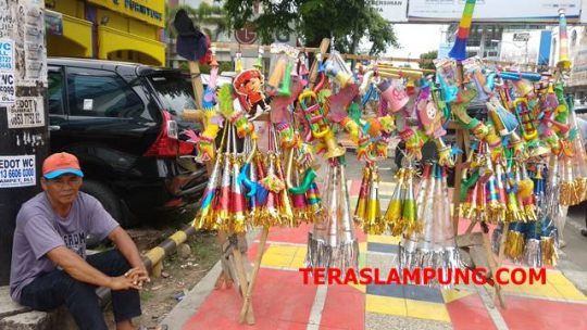 Jelang Tahun Baru, Pedagang Terompet di Bandarlampung Masih Sepi Pembeli