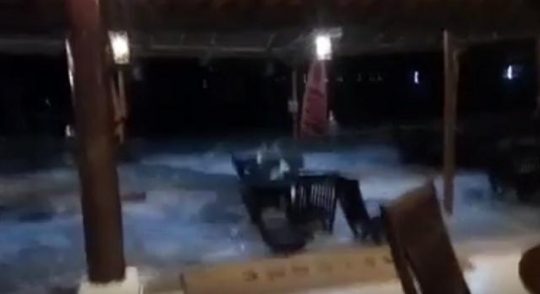 Rob Akibat Air Laut Pasang Landa Kawasan Pesisir Kalianda Lampung Selatan