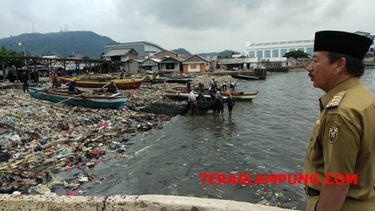 Walikota Herman HN meninjau Pantai Sukaraja, di Kecamatan Bumi Waras, Bandarlampung, Selasa,4 Desember 2018.