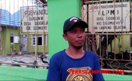 Suratno (39), warga Dusun 3 Desa Sidorejo yang ikut dalam progaram Desa Nabung Saham (DNS).