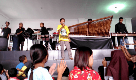 Hibur Ribuan Pengungsi, Dirbinmas Polda Lampung Suguhkan Musik Angklung dan Badut