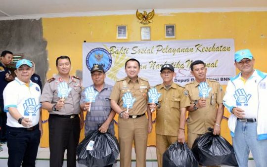Gubernur Ridho Dampingi Kepala BNN Serahkan Bantuan Untuk Korban Tsunami di Desa Way Muli