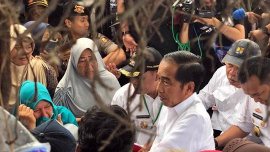 Tinjau Lokasi Tsunami, Presiden Jokowi Tegaskan Pemerintah akan Relokasi Rumah Korban