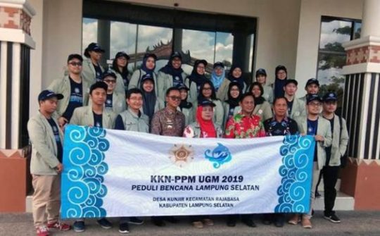 Mahasiswa UGM KKN-PPM di Wilayah Terdampak Tsunami di Lamsel