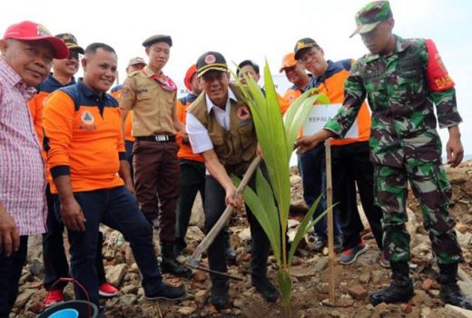 Kunjungi Desa Kunjir, Kepala BNNP Ingatkan Pentingnya Pohon dan Hutan Pantai