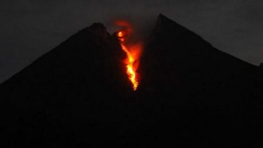 Gunung Merapi Luncurkan Guguran Lava ke Hulu Kali Gendol
