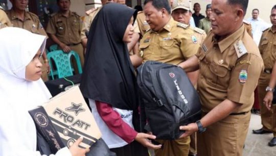 Nanang Ermanto Serahkan Bantuan Seragam-Alat Sekolah untuk Para Siswa-Siswi SD dan SMP