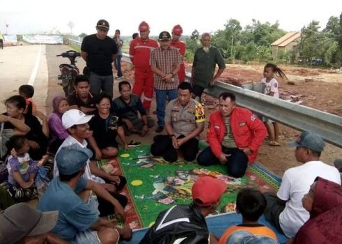 Disambangi Plt Bupati Lamsel, Warga Sepakat Akhiri Blokir Jalan Tol