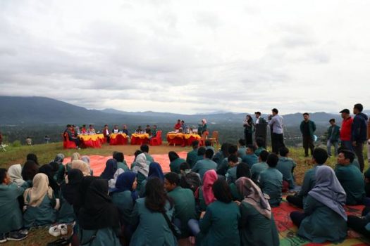 Bupati Parosil Ajak Ngupi Bakhong Mahasiswa KKN Unila di Negeri Atas Awan
