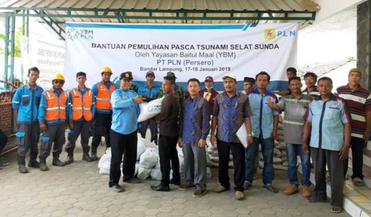 PLN Serahkan Bantuan untuk Korban Tsunami di Lampung Selatan