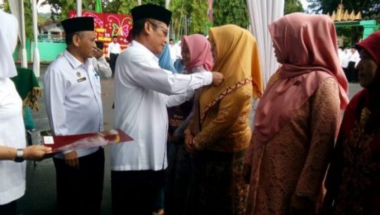 67 PNS Terima Satya Lancana Karya Satya di Acara HAB ke-73