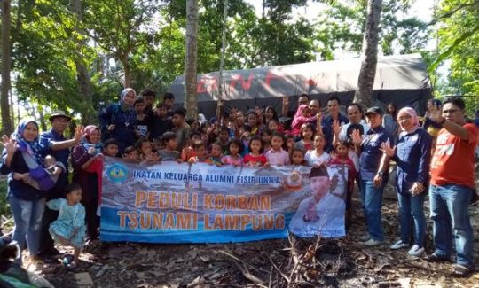 IKA FISIP Unila Salurkan Donasi Anak Korban Tsunami di Kaki Gunung Rajabasa