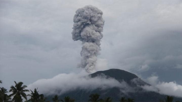 Gunung Ibu Meletus, Warga Diminta Jauhi Zona Berbahaya