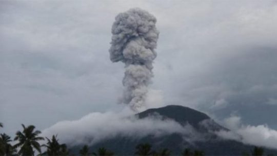 Gunung Ibu Meletus, Warga Diminta Jauhi Zona Berbahaya