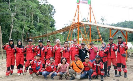 Relawan Peduli Bangun Jembatan Gantung untuk Masyarakat Way Umbar