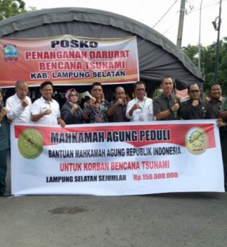 Keluarga Besar MA Serahkan Bantuan untuk Korban Tsunami di Lampung Selatan