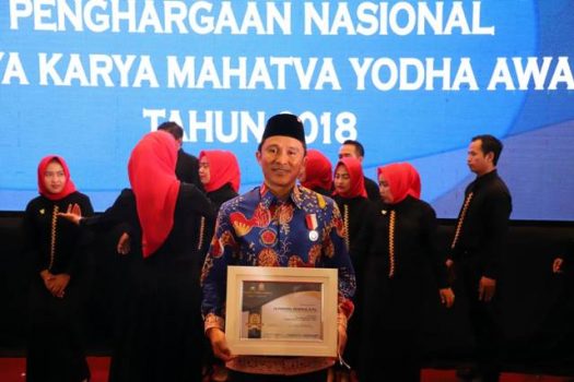 Bupati Lampung Barat Terima Adhitya Karya Mahatva Yodha Award