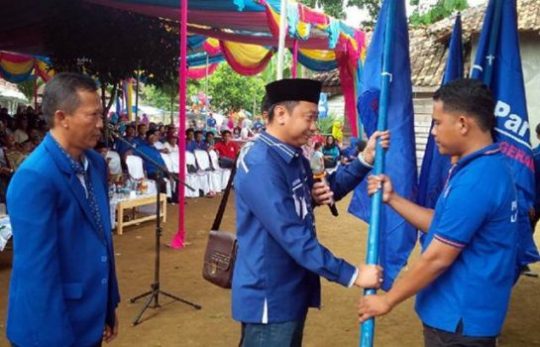 Agung Kukuhkan Delapan Pengurus Ranting Partai Nasdem Lampura