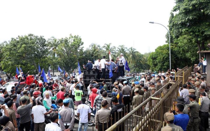 Minta Jembatan Pasar Inpres Diperbaiki, Ratusan Warga Ngluruk Kantor Bupati Lamsel