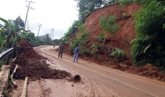 Babinsa Sumberjaya Bersihkan Longsoran di Ruas Jalan Bukit Kemuning-Liwa