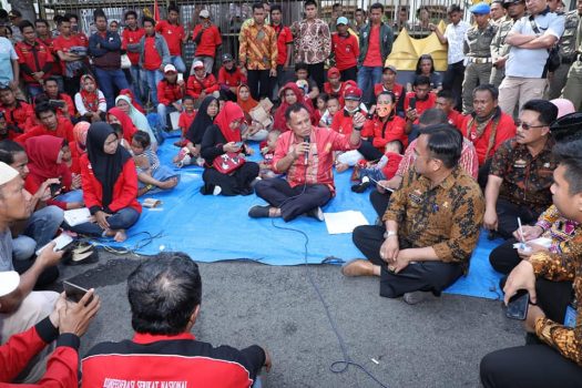 Temui Pengunjuk Rasa, Nanang Ermanto dan Mantan Karyawan PT SSB Lesehan di Halaman Kantor Bupati Lamsel