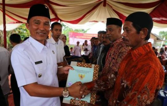 Bupati Parosil Bagikan Sertifikat Tanah PTSL kepada Warga Kebun Tebu