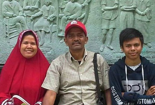 Penyair Sulaiman Juned bersama istri dan sang putra, Soeryadarma Isman.
