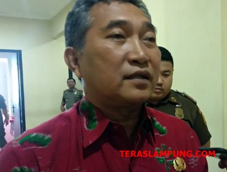 Pemkot Bandarlampung Pasang Bangku dan Lampu di Beberapa Trotoar