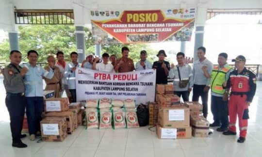 Karyawan PT Bukit Asam Salurkan Bantuan untuk Korban Tsunami di Lamsel