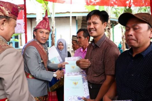 Bupati Parosil Serahkan 1.034 Sertifikat Tanah untuk Warga Lumbok Seminung dan Sukau