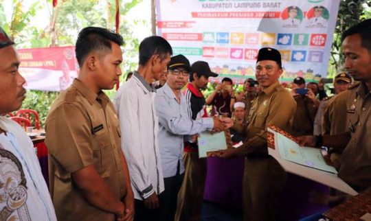 Bupati Parosil Bagikan Sertifikat Tanah untuk Warga Way Tenong dan Sekincau