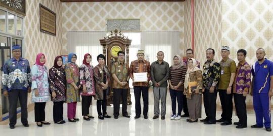 Pemprov Lampung Serahkan Bantuan untuk Korban Tsunami di Desa Legundi