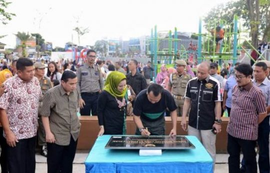 Gubernur Ridho Resmikan Taman Bermain Anak di Taman Gajah