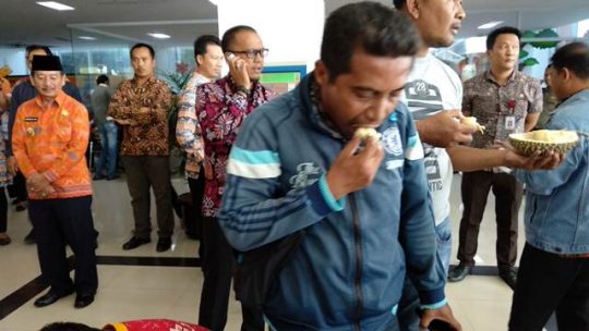 Herman HN Ajak Warga yang Urus Surat di Gedung Satap untuk “Pesta Durian”