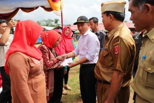 Bupati Parosil Mabsud Luncurkan PKH di Batu Ketulis dan Belalau