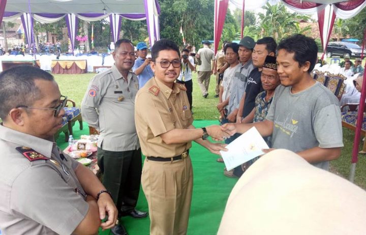 Sekda Lamsel Serahkan Sertifikat Tanah untuk Warga Jati Agung