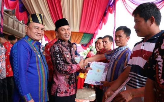Sebanyak 1.005 Sertifikat Tanah Gratis Diserahkan untuk Warga Batu Brak dan Balik Bukit