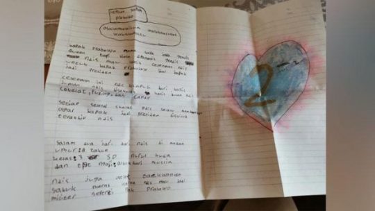 Gadis Kecil Ini Serahkan Celengan kepada Prabowo agar Jadi Presiden