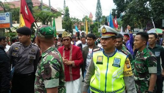 Kepung Bupati Tana Toraja, Massa Paksa Teken Surat Penolakan Wisata Halal