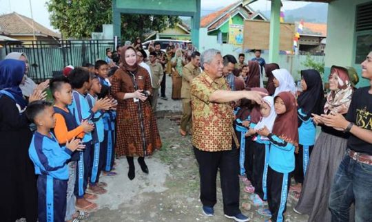 CT Arsa Foundation Bantu Madrasah Korban Tsunami di Lamsel