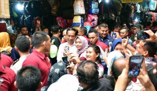 Jokowi Beli Mobil-Mobilan di Plaza Bandar Jaya untuk Jan Ethes